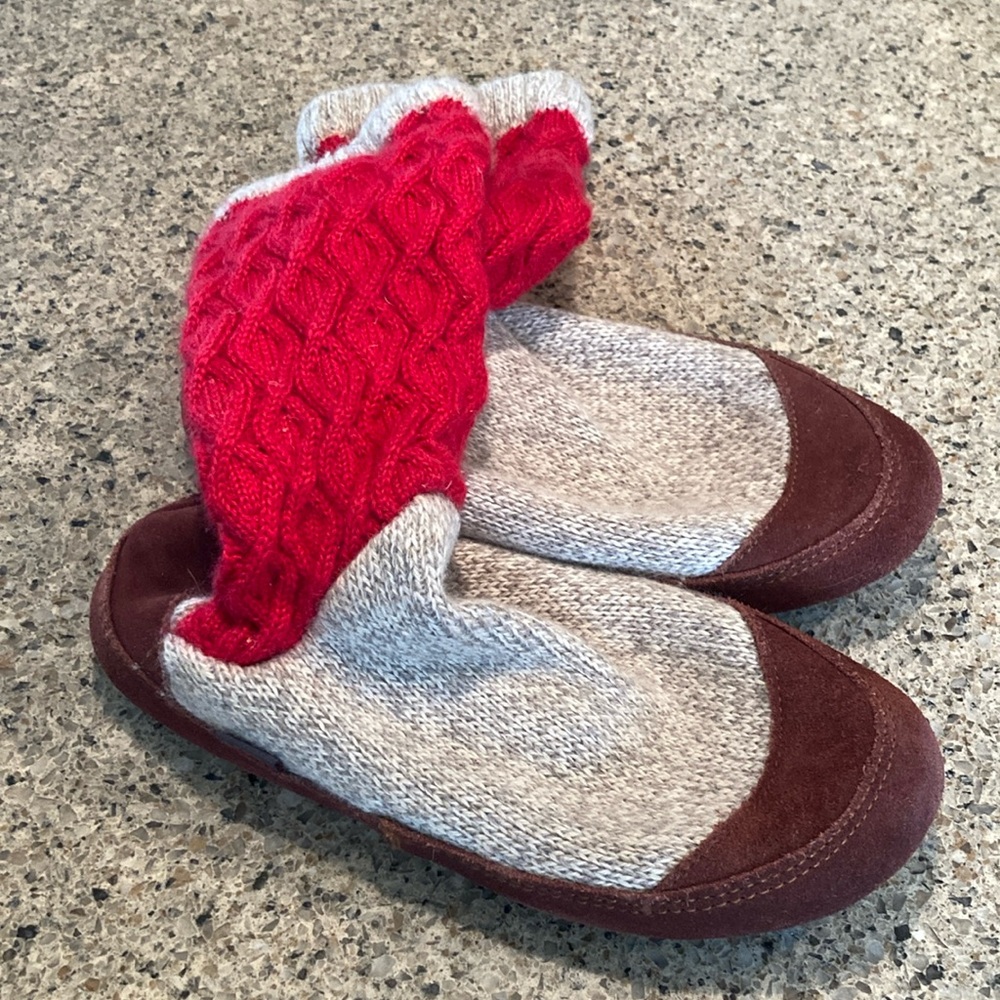 Acorn Women's Red and Gray Knit Slippers